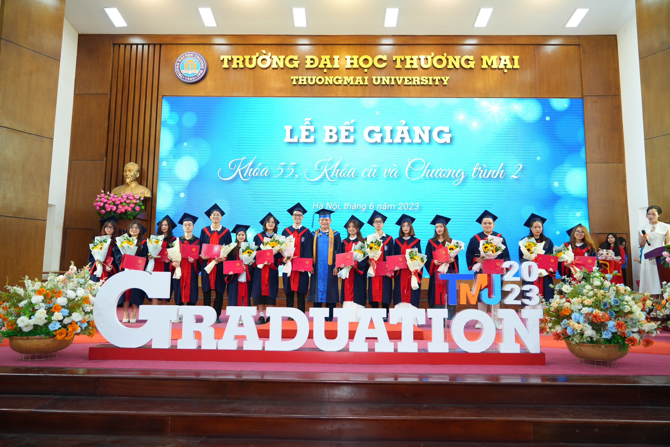 LỄ BẾ GIẢNG CỦA SINH VIÊN CHÍNH QUY K55 & KHOÁ CŨ KHOA KINH TẾ VÀ KHOA LUẬT