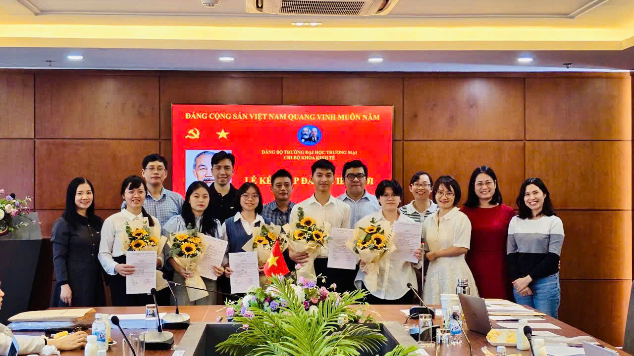 LỄ KẾT NẠP ĐẢNG VIÊN MỚI – CHI BỘ KHOA KINH TẾ, TRƯỜNG ĐẠI HỌC THƯƠNG MẠI
