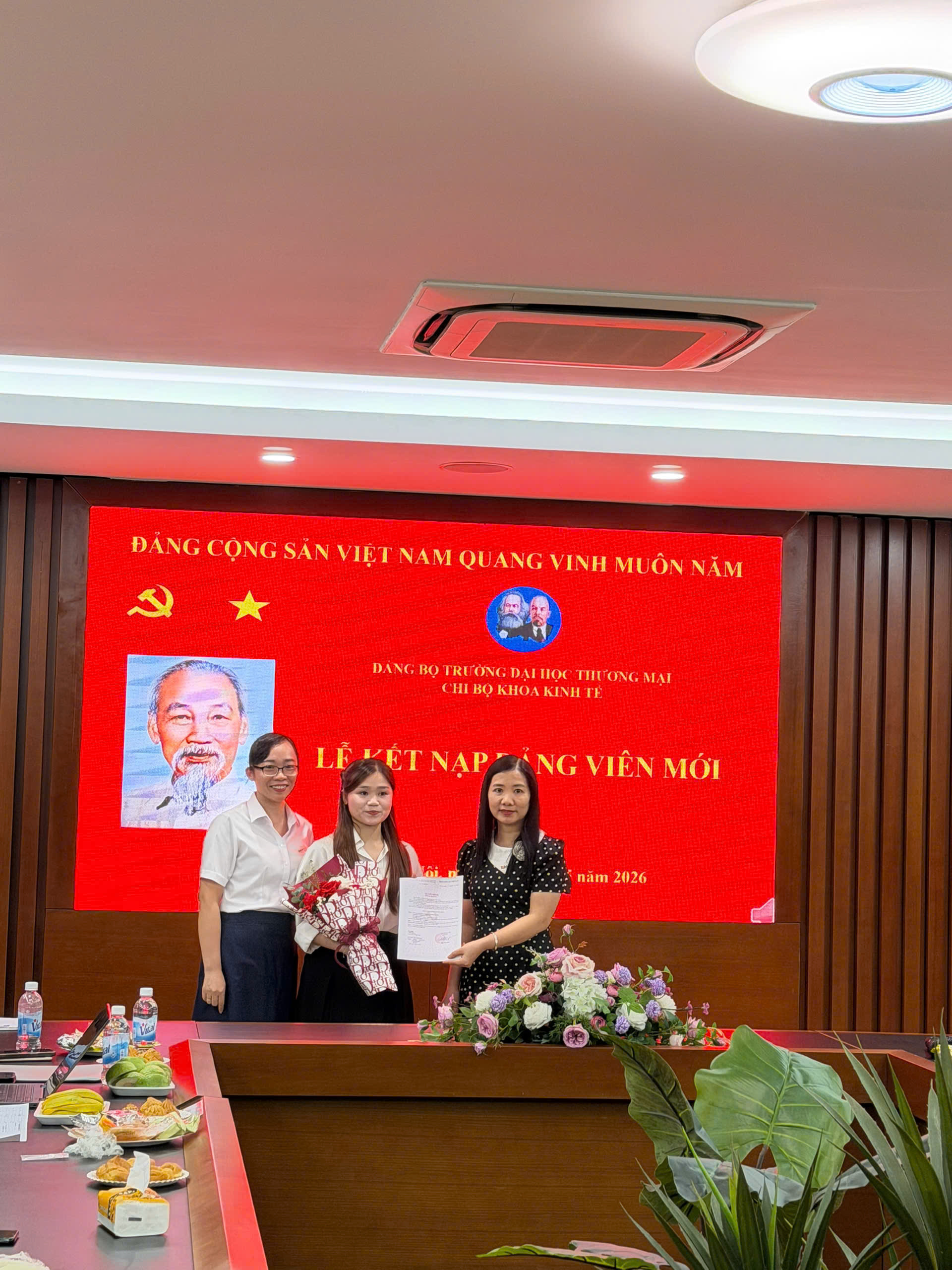 LỄ KẾT NẠP ĐẢNG VIÊN MỚI – CHI BỘ KHOA KINH TẾ, TRƯỜNG ĐẠI HỌC THƯƠNG MẠI