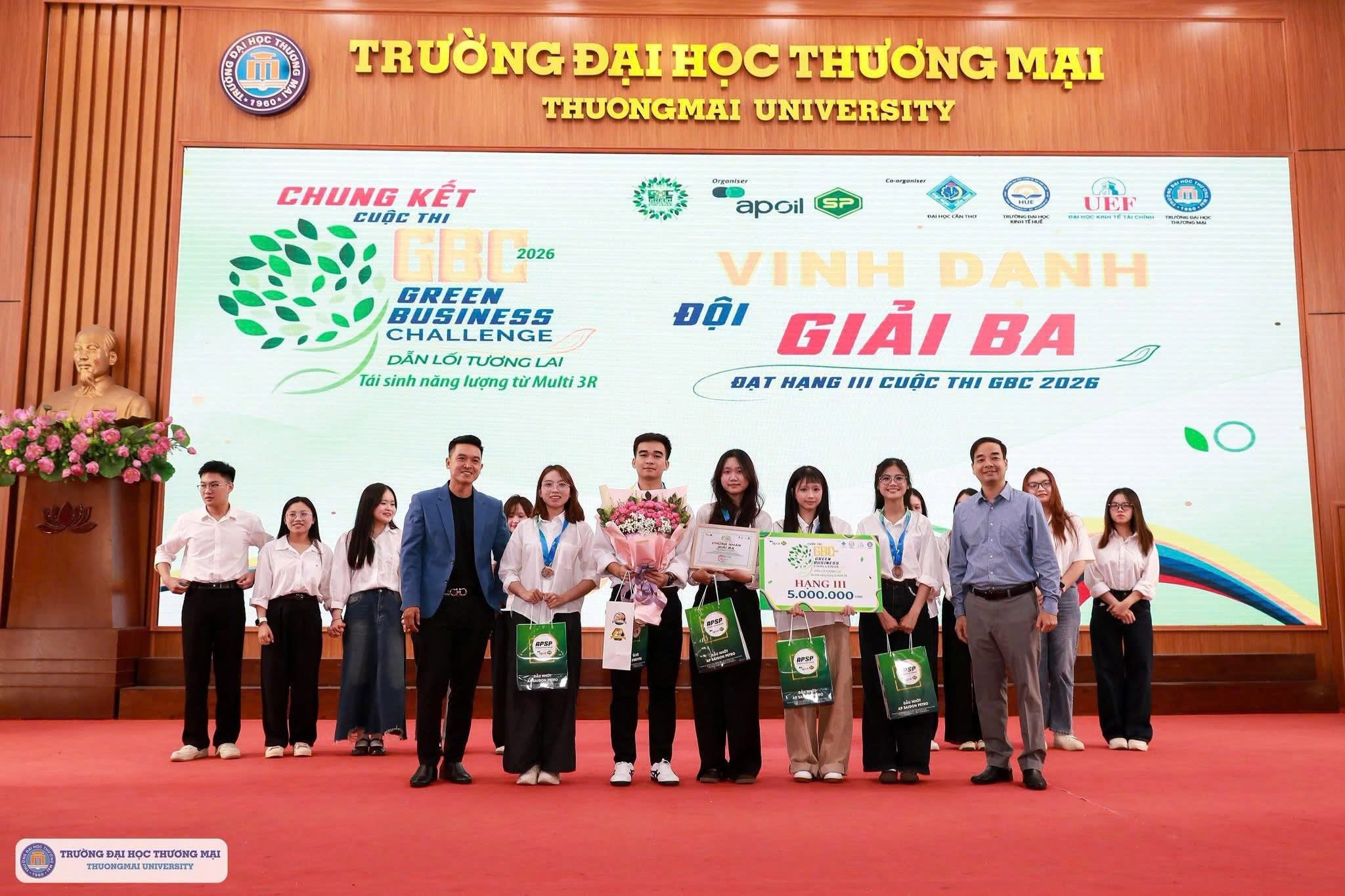SINH VIÊN KHOA KINH TẾ TỰ TIN TỎA SÁNG TẠI GREEN BUSINESS CHALLENGE 2026